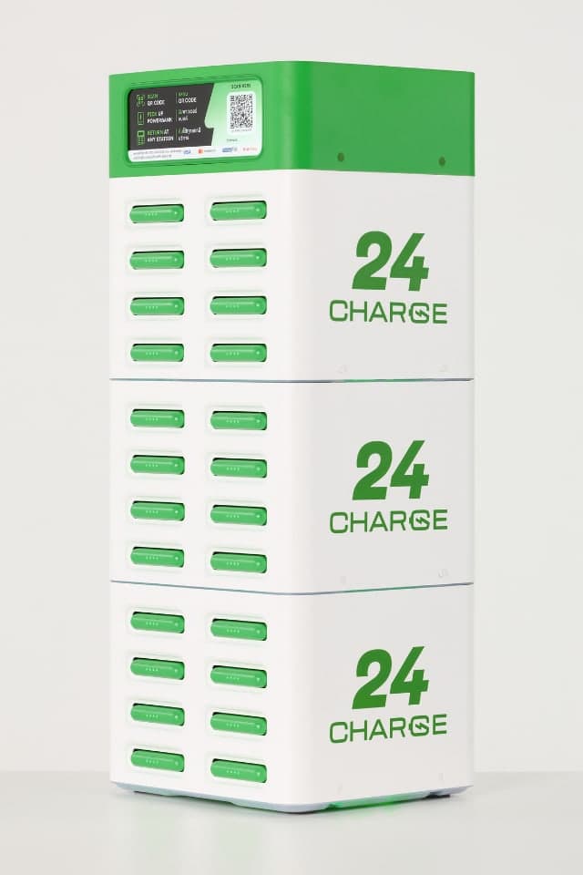 ตู้ 24CHARGE รุ่น 24 ช่อง มุมเฉียงอีกด้าน เห็นช่องเสียบพาวเวอร์แบงก์ด้านซ้ายและโลโก้ 24CHARGE ซ้ำบนตู้ทั้งสามชั้น