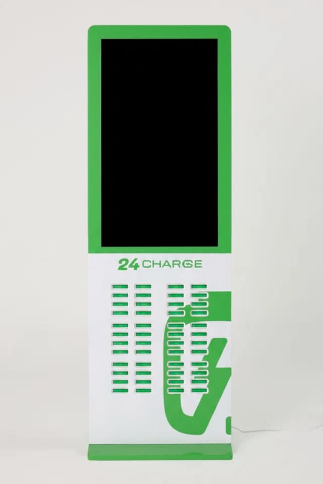 ตู้ kiosk 24CHARGE รุ่น 48 ช่อง มองจากด้านหน้าตรง ตู้ยืนอิสระพร้อมจอดิจิทัลด้านบนและช่องเสียบพาวเวอร์แบงก์ 48 ช่องเรียงเป็นลายโลโก้สายฟ้า