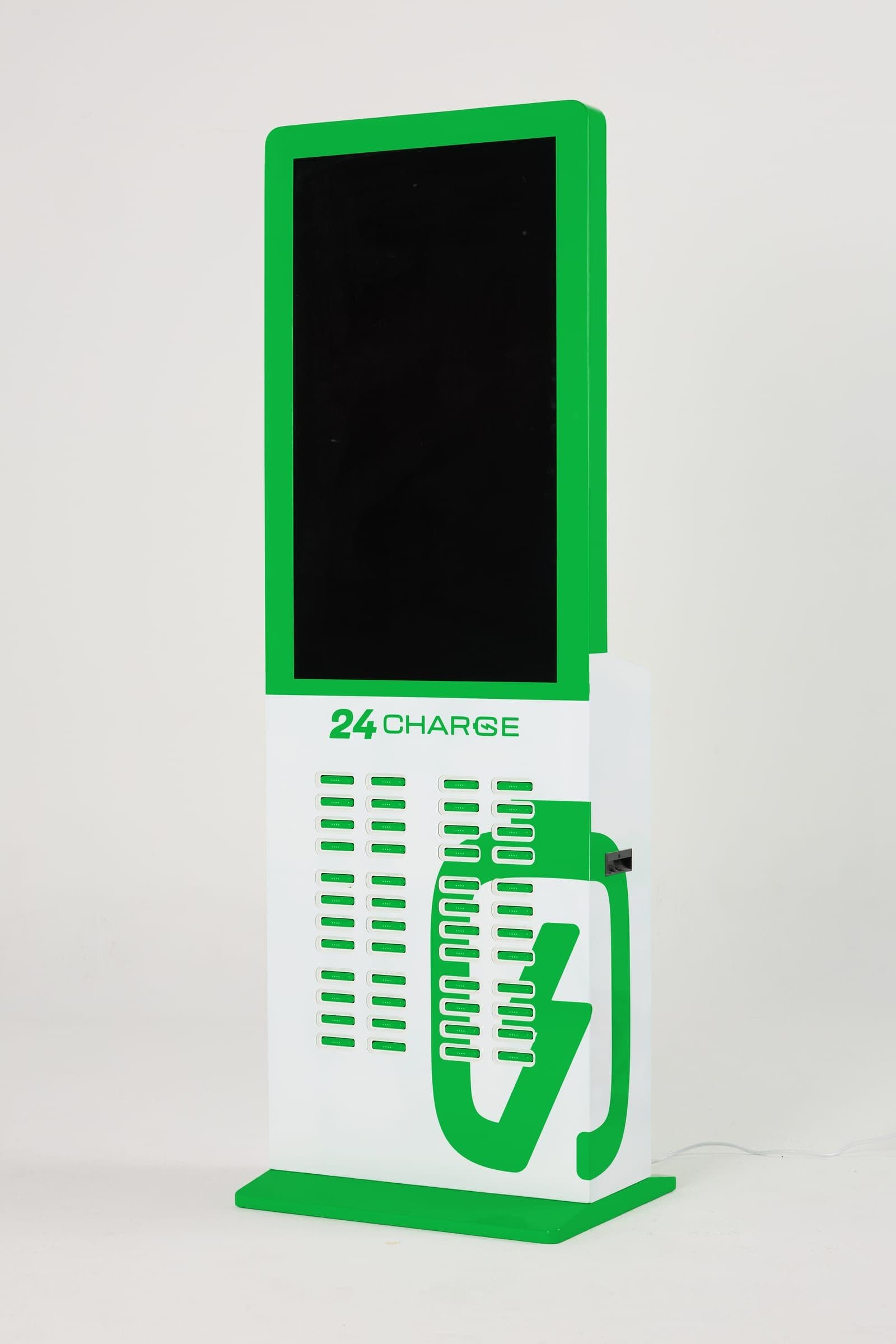 ตู้ kiosk 24CHARGE รุ่น 48 ช่อง มุมเฉียงด้านขวา เห็นช่องเสียบบัตร/เหรียญบนแผงด้านข้าง